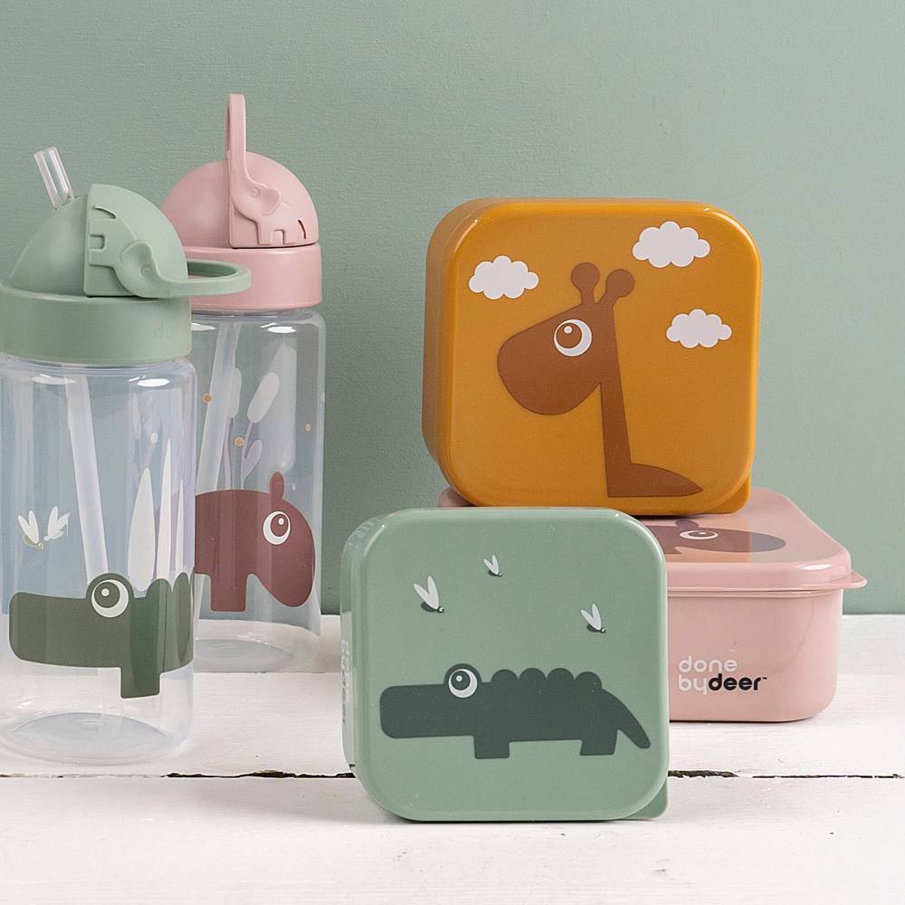 Eväsrasioita ja pillipulloja pöydällä.