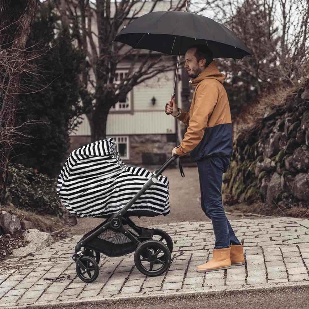 Baby Wallabyn mustavalkoraidallinen sadesuoja vaunuihin.