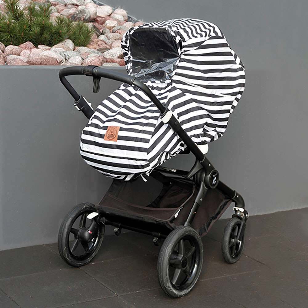Baby Wallabyn mustavalkoraidallinen sadesuoja rattaisiin.