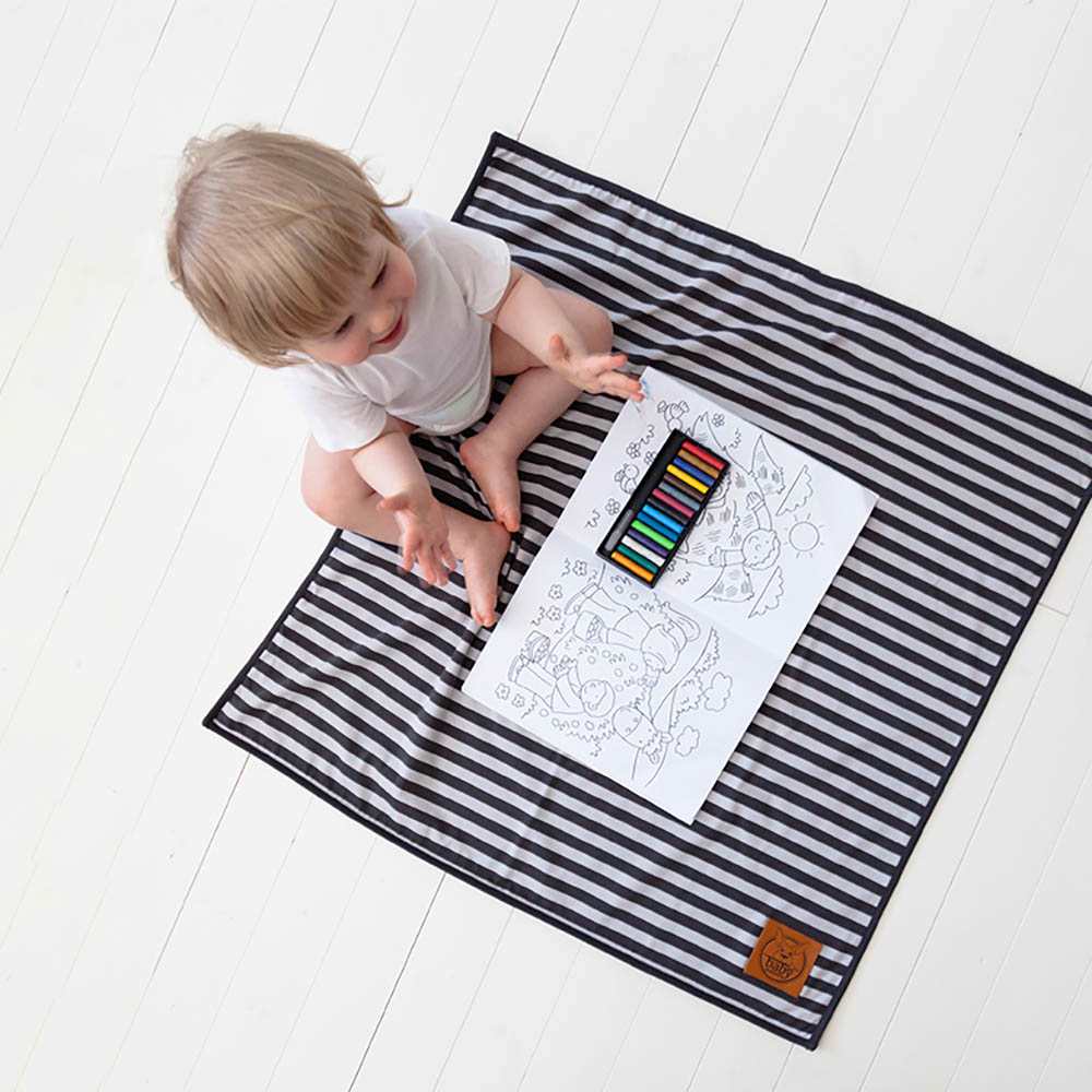 Baby Wallabyn harmaaraidallinen torkkupeitto sopii myös leikkialustaksi.