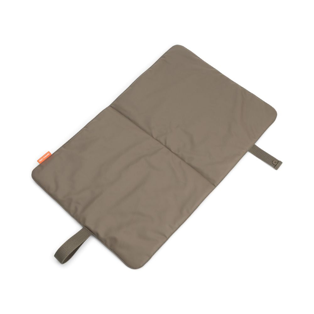 DONE BY DEER Taitettava hoitoalusta Foldable changing mat - Taupe