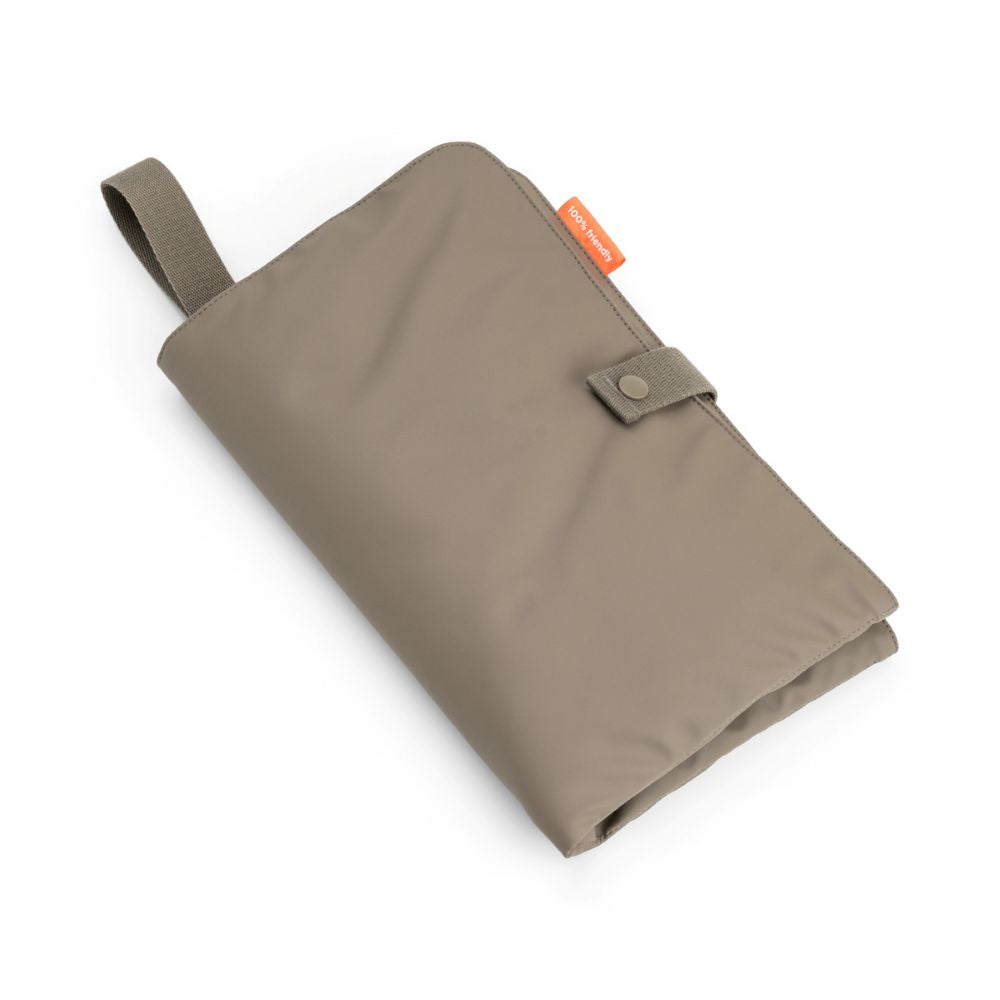 DONE BY DEER Taitettava hoitoalusta Foldable changing mat - Taupe