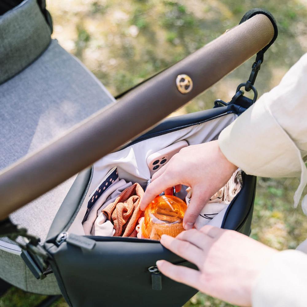 Done by Deer Stroller bag vaunulaukun saa kiinnitettyä vaunuihin, väri musta.