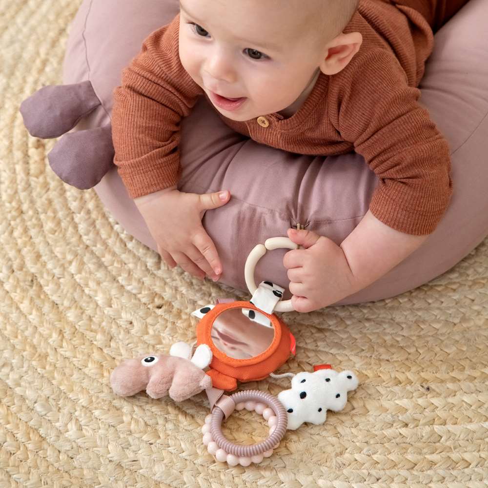 DONE BY DEER Aktiviteetti-/Vaunulelu To go activity mirror - Happy clouds papaya