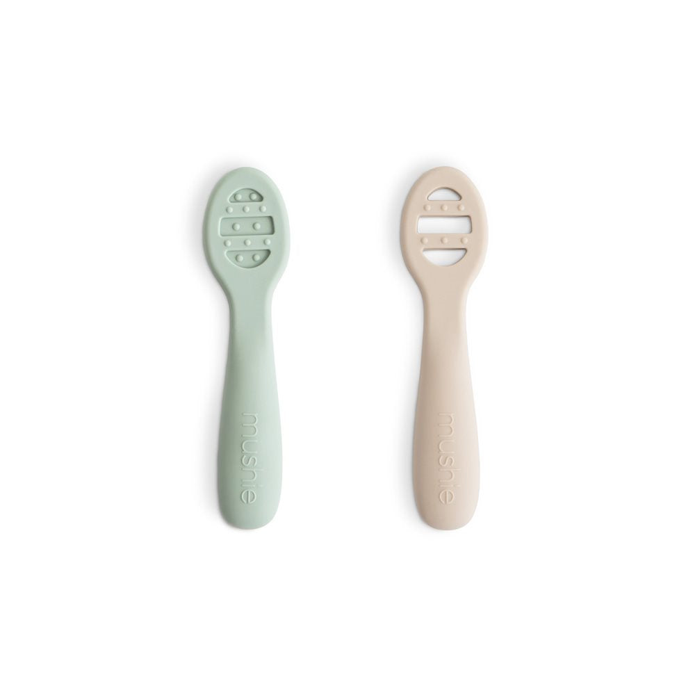 MUSHIE Silikoniset ensilusikat 2-pack - Cambridge Blue/Shifting Sand