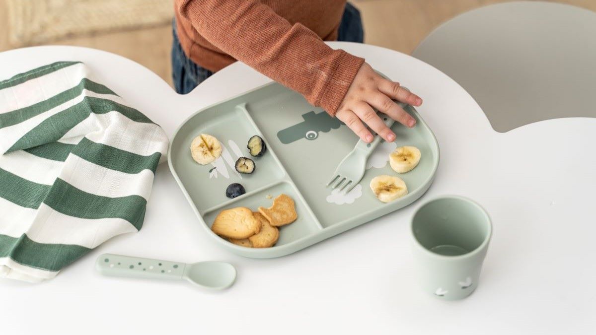 Lasten ruokailuvälineet ja astiat.