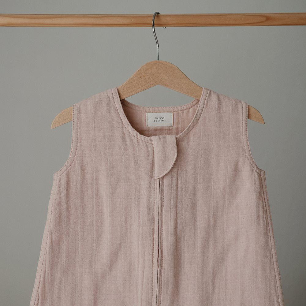 Mushie unipussi vauvalle (TOG 0.5), blush.