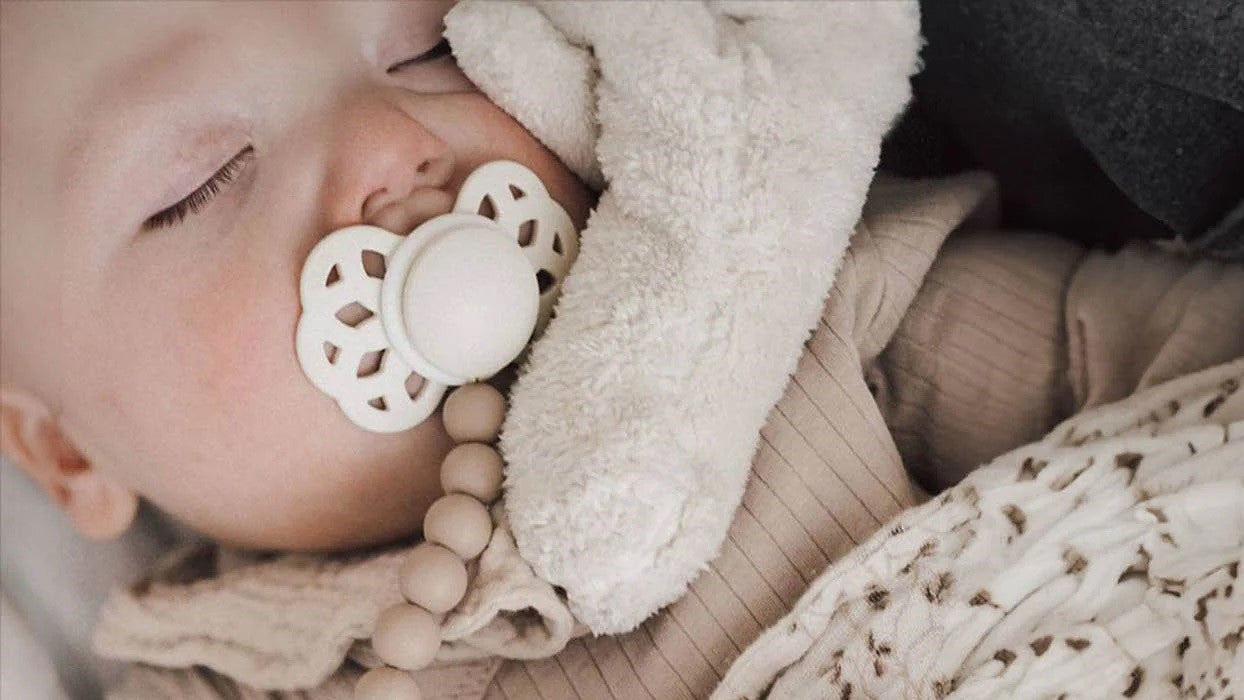 Tuttinauhat ja tuttikotelot.