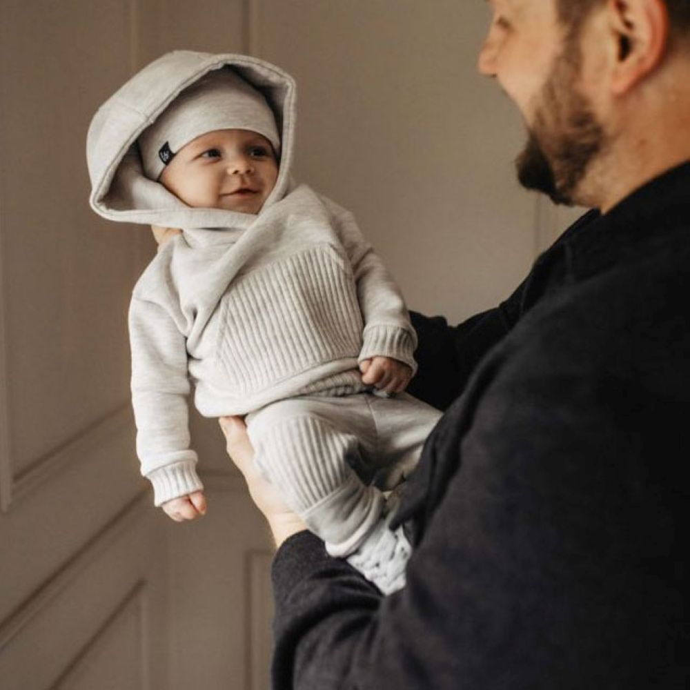 Babystyling meleeratun hiekan värinen housut ja huppari.