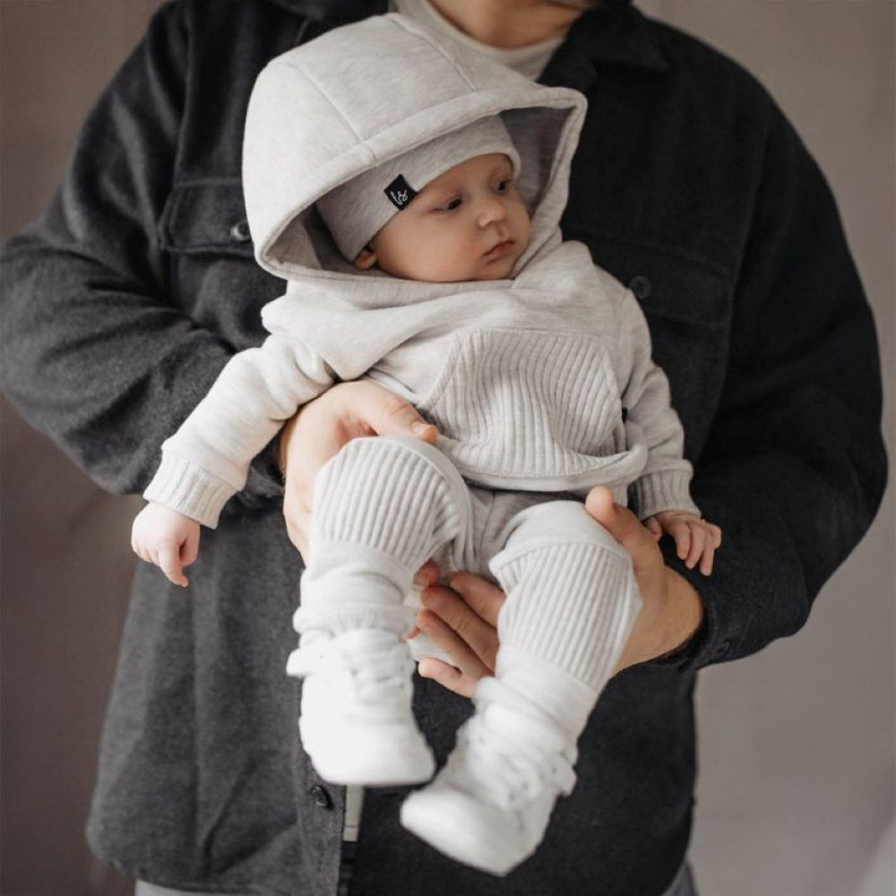 Babystyling meleeratun hiekan värinen huppari ja housut.