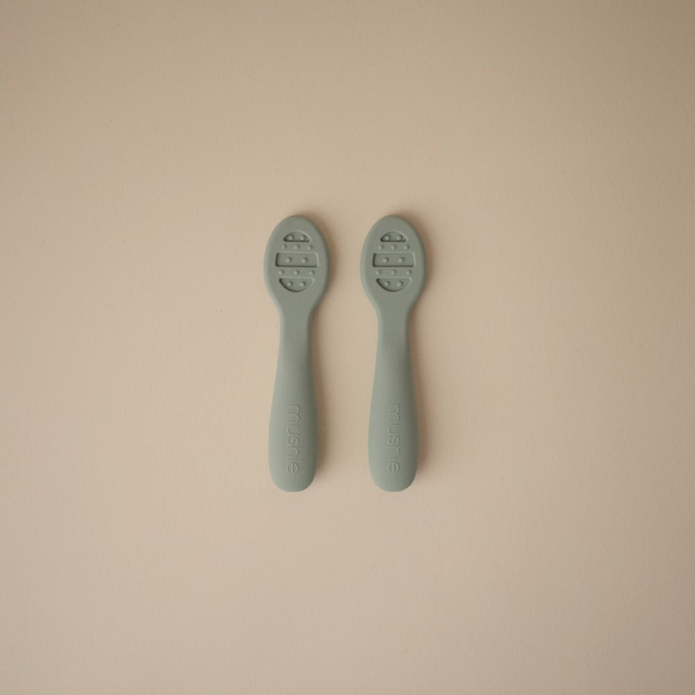 MUSHIE Silikoniset ensilusikat 2-pack - Cambridge Blue/Shifting Sand