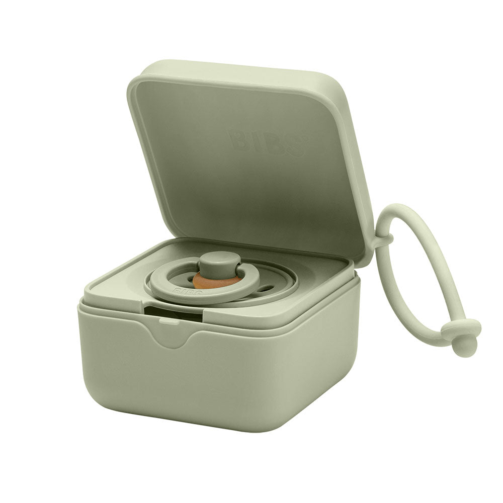 Bibsin vihreän sagen värinen tuttikotelo avattua, jossa on tutti sisällä telineessä.