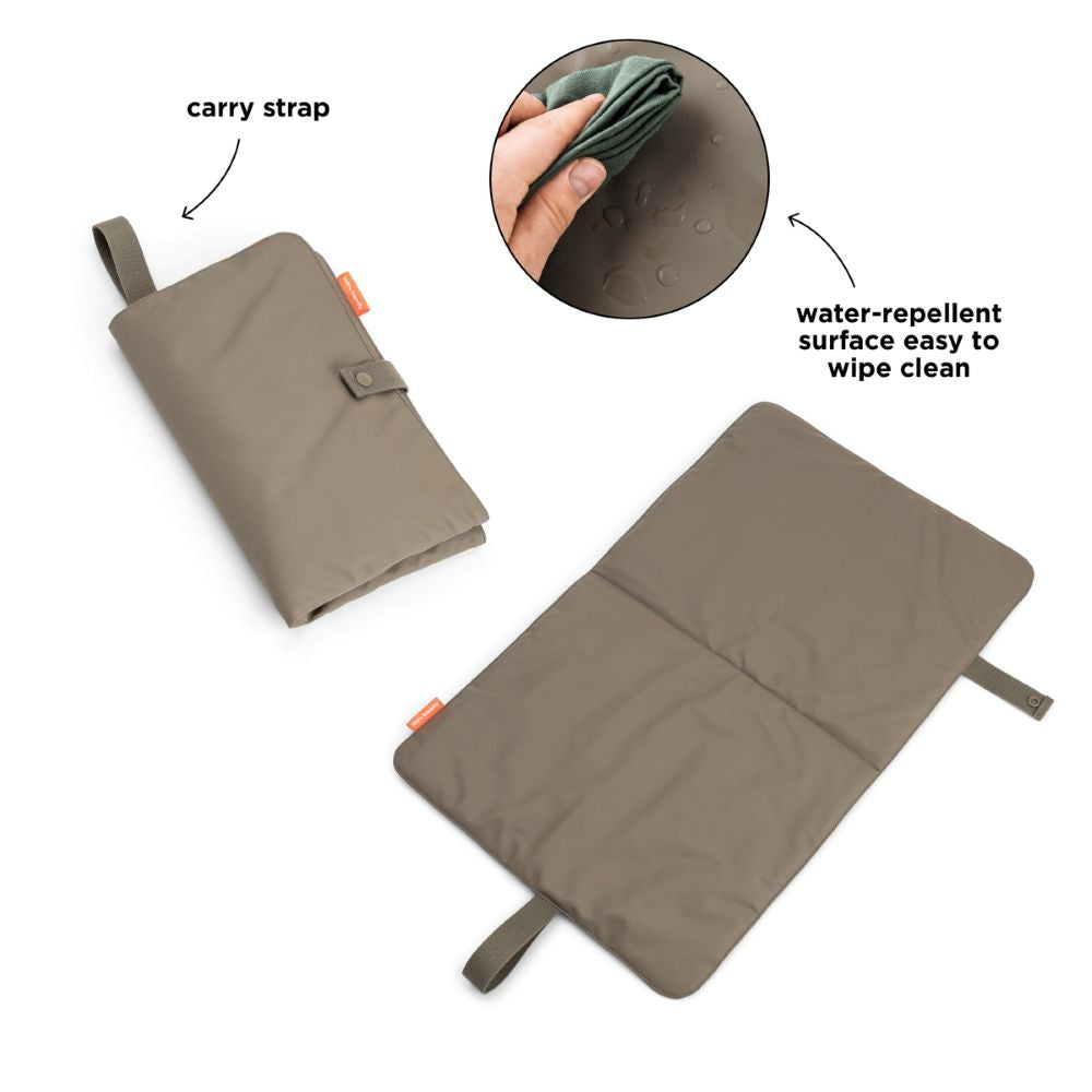 DONE BY DEER Taitettava hoitoalusta Foldable changing mat - Taupe