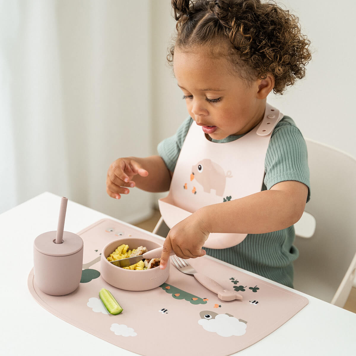 DONE BY DEER Silikoninen ruokailualusta Tiny Farm - Powder