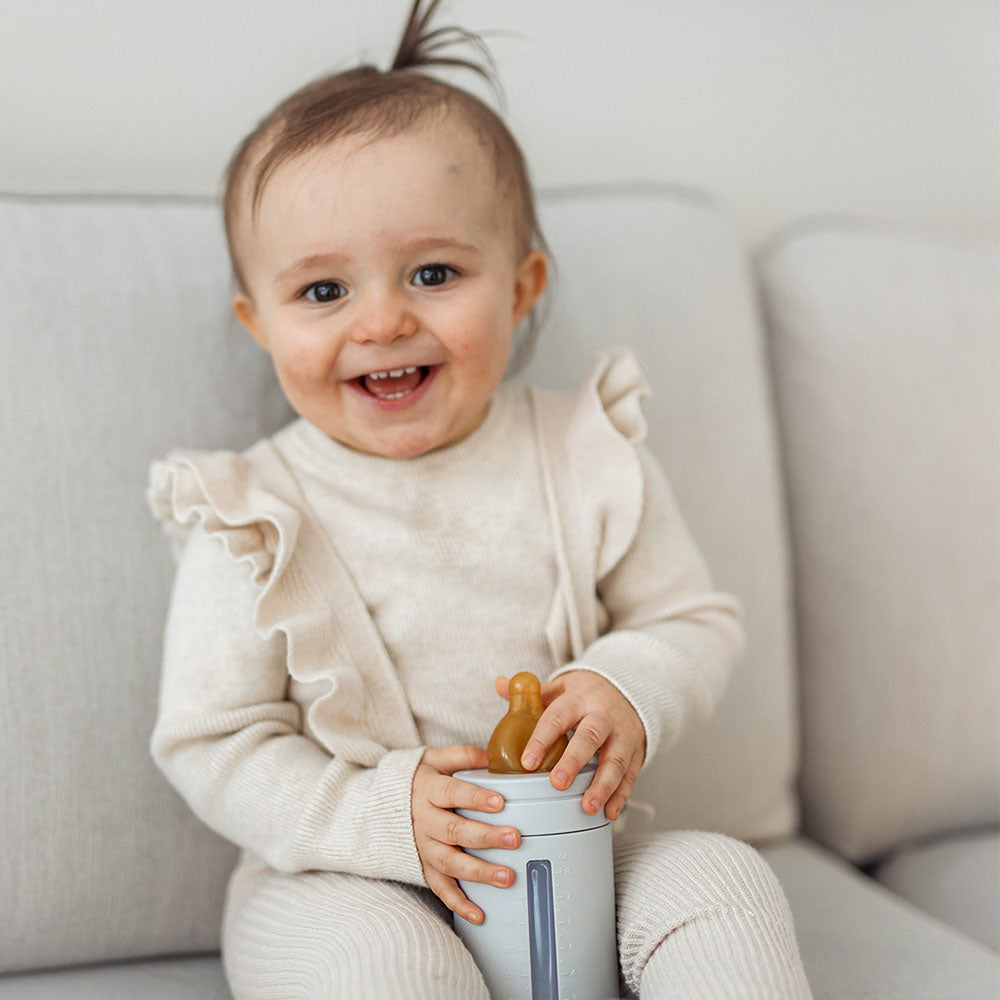 Baby Wallabyn vaaleanharmaa tuttipullo.