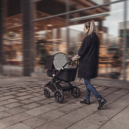Baby Wallabyn mustavalkoraidallinen vaunuverho kiinnitettynä vaunuihin.