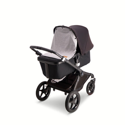 Baby Wallabyn vaaleanharmaa vaunuverho kiinnitettynä vaunuihin.