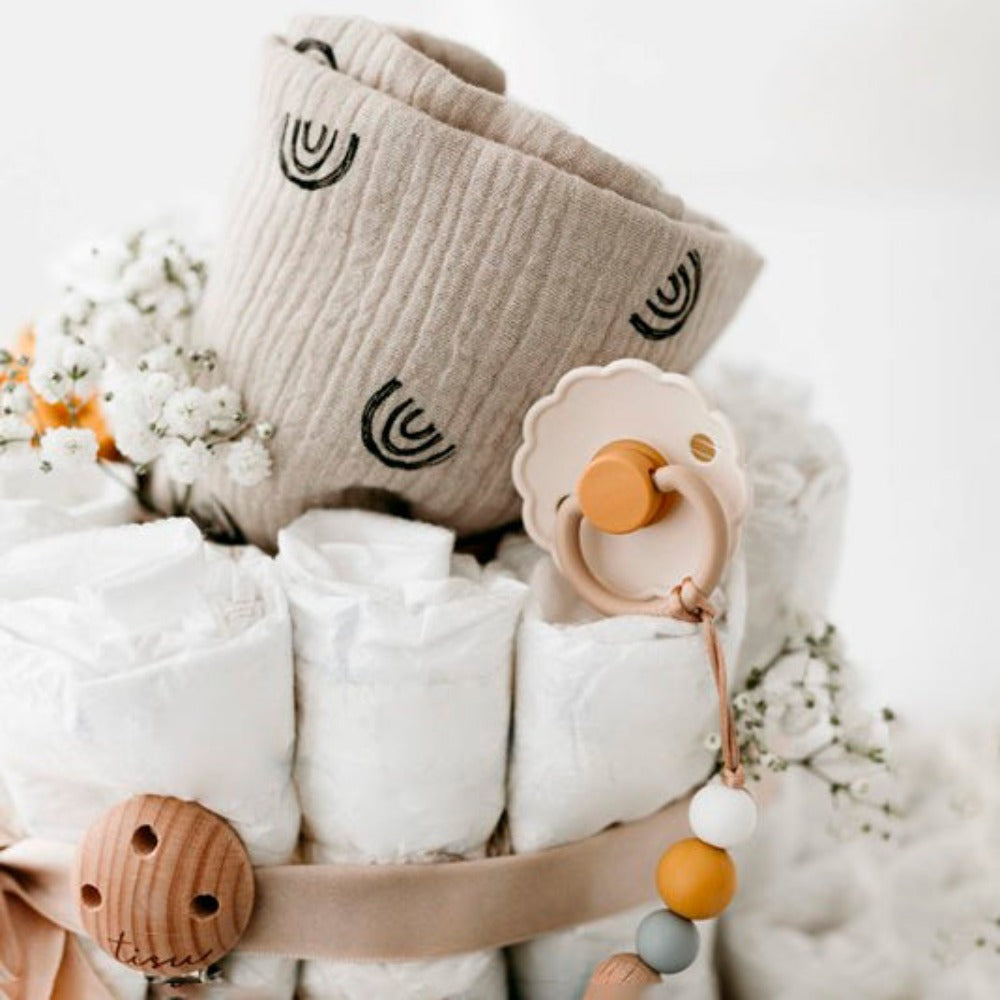 Vaippakakku sisältää ihania tuotteita vauvavuodelle.